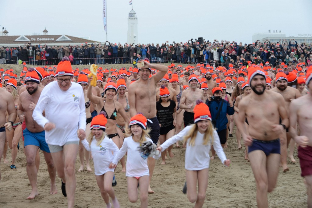 ../Images/Nieuwjaarsduik Noordwijk 2020 045.jpg